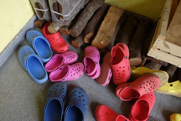 Day 43. Juclar hostel: crocs and shop-bought logs!